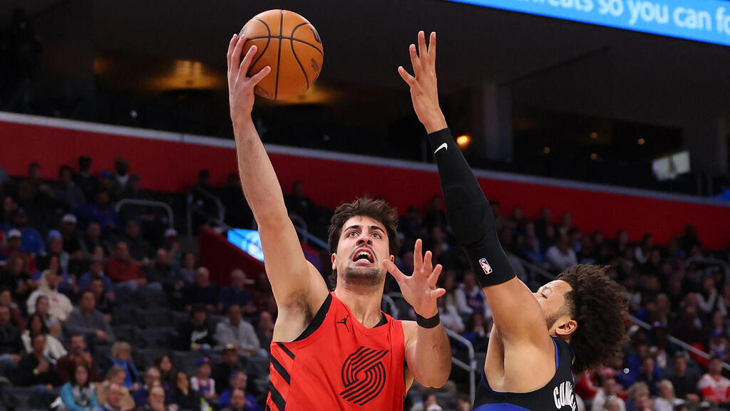 שחקן פורטלנד טרייל בלייזרס דני אבדיה מול שחקן דטרויט פיסטונס קייד קנינגהאם