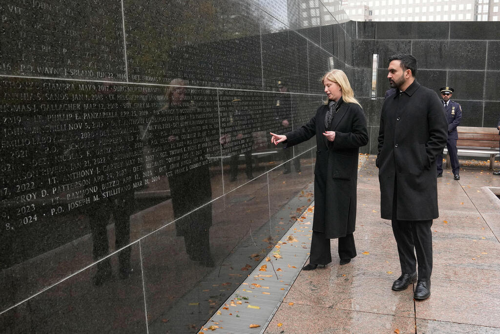 ג'סיקה טיש וממדאני ליד אנדרטת זיכרון לשוטרים בניו יורק