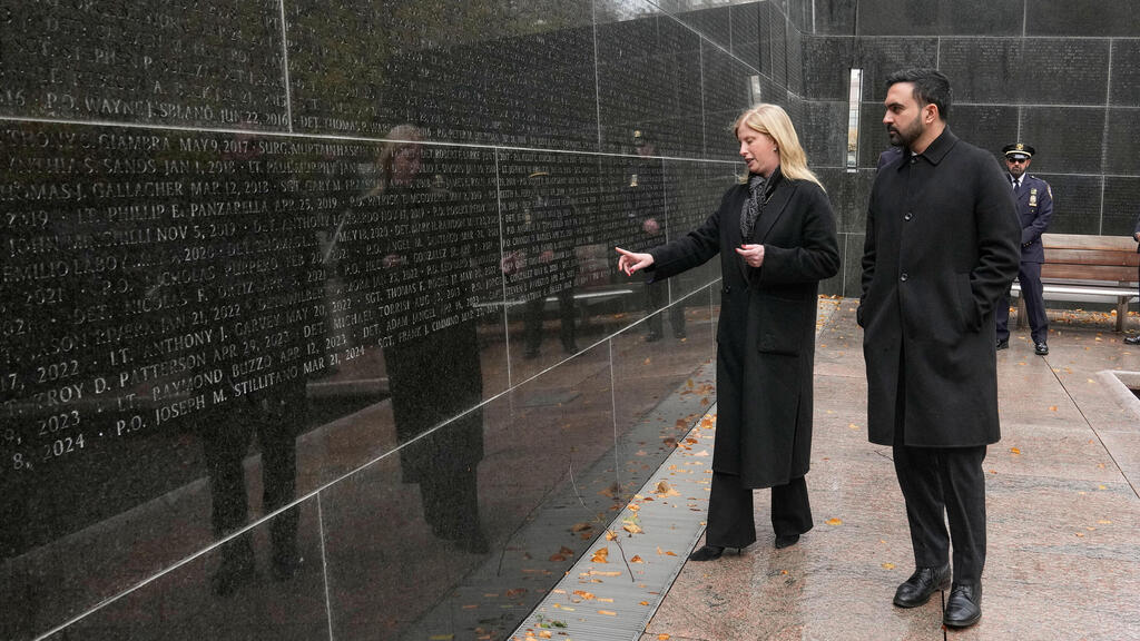 ג'סיקה טיש וממדאני ליד אנדרטת זיכרון לשוטרים בניו יורק