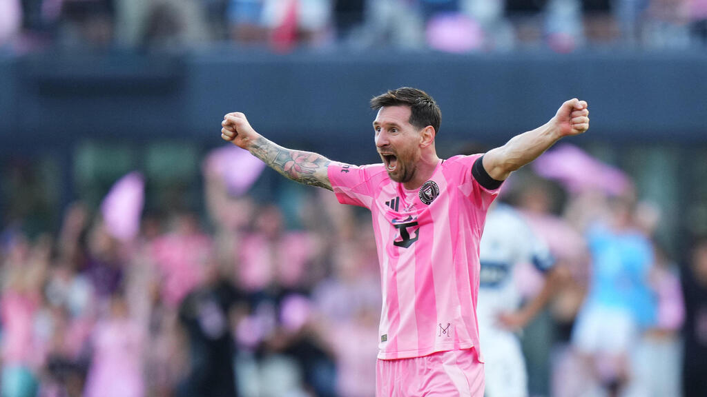 Lionel Messi celebrates (Photo: Rich Storry / Getty Images/ AFP) מסי חוגג