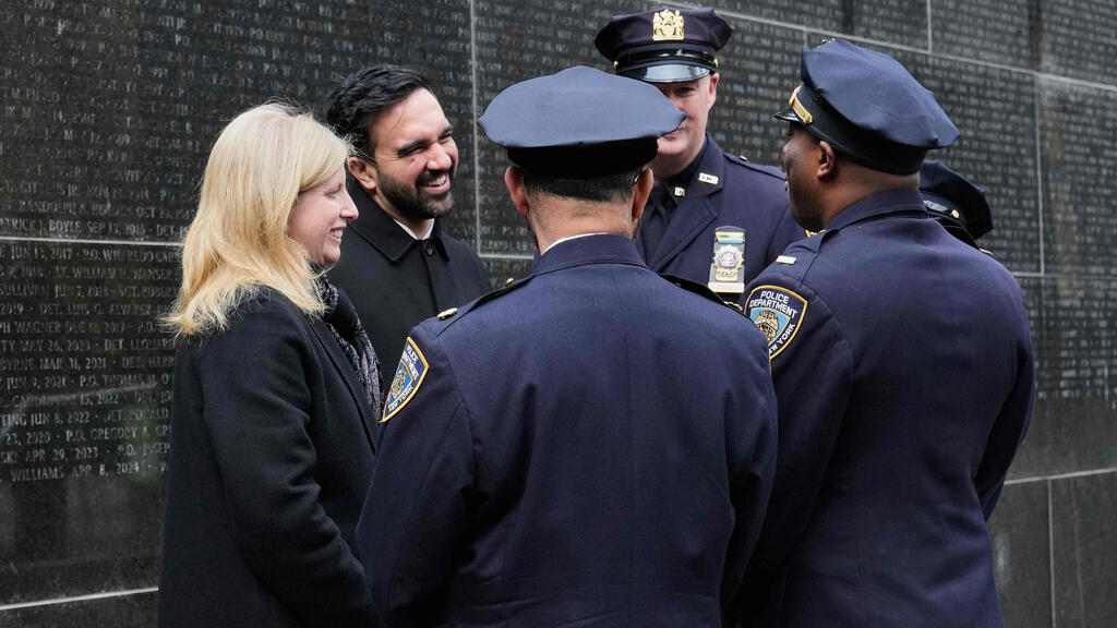 ג'סיקה טיש וממדאני עם שוטרים בניו יורק