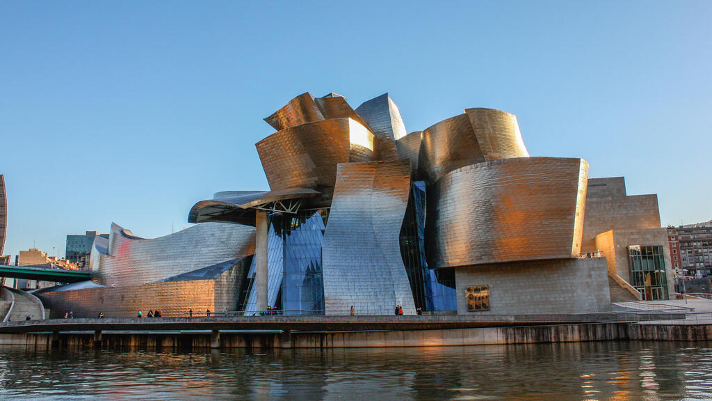 Музей Гугенхайма в Бильбао (Фото: Alisia Luther, shutterstock) מוזיאון גוגנהיים בבילבאו