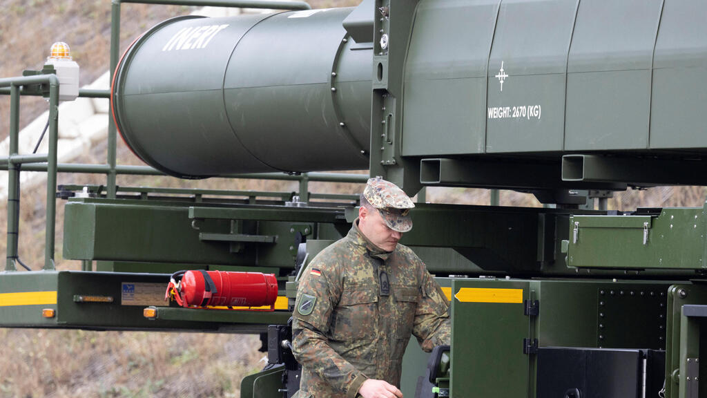 Развертывание "Хец" в Германии (Фото: REUTERS/Axel Schmidt) מערכת חץ 3 בכרמניה