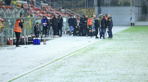 המגרש כוסה בברד