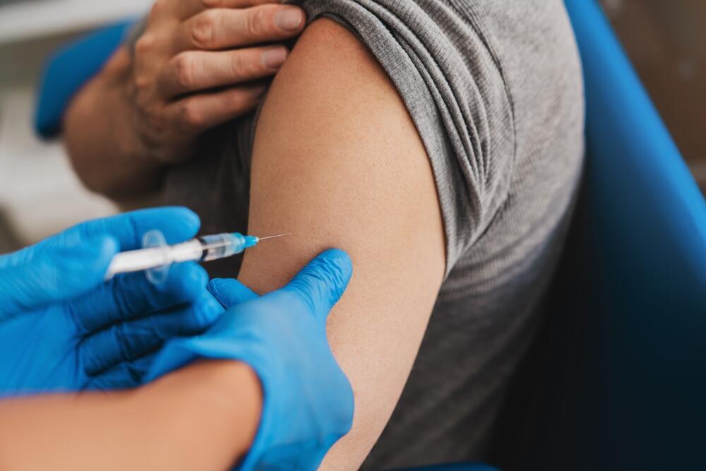 The pneumonia vaccine is given to older adults in addition to the seasonal flu shot (Photo: Inside Creative House/shutterstock) אילוס חיסון hepatitis B