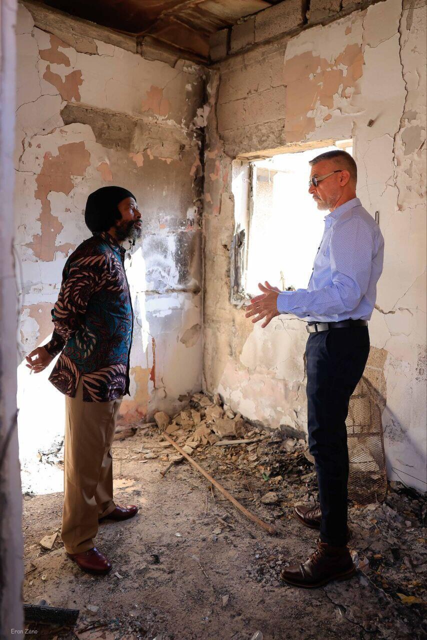 המלך מבקר בקיבוץ ניר עוז. משמאל המלך, מימין השגריר דוד סרנגה