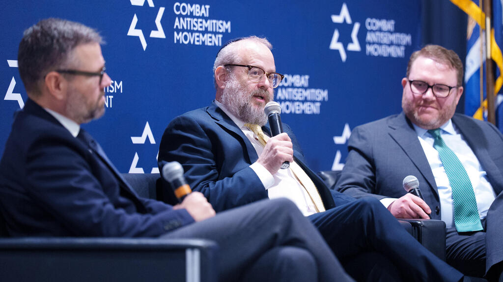 Rabbi Yehuda Kaploun, center, the new US antisemitism czar (Photo: Paul Morse Photography) הרב יהודה קפלון, במרכז