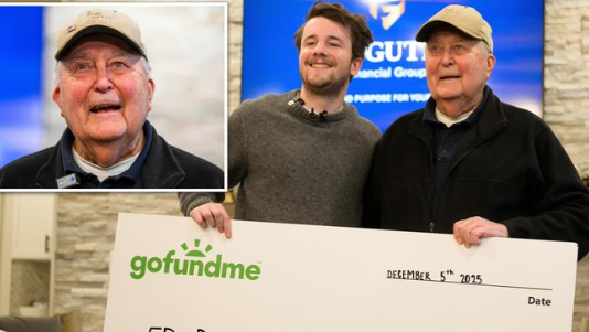 במבס וויידנהופר בעת קבלת הצ'ק