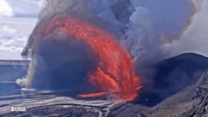 התפרצות נדירה בהר הגעש: 3 מזרקות לבה מקבילות