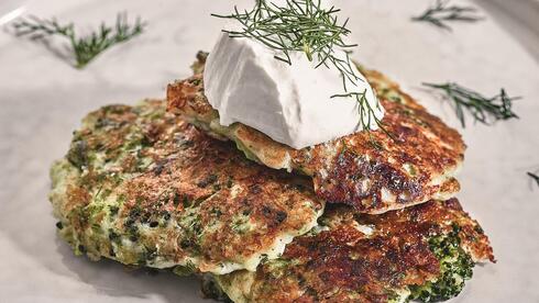  לביבות ברוקולי וקוטג' 