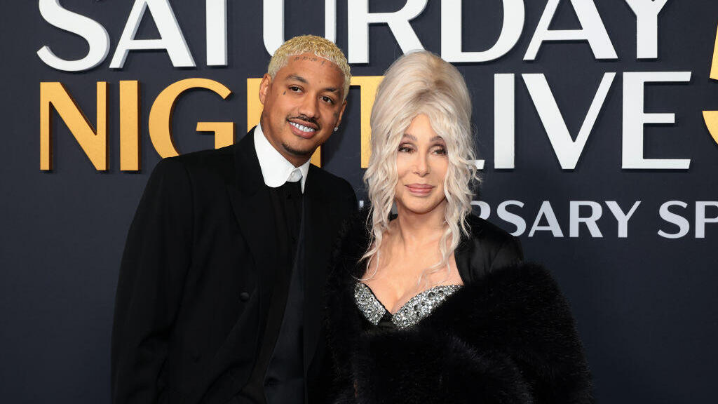 Cher and Edwards (Photo: Dimitrios Kambouris/Getty Images) שר אלכסנדר אדוארדס