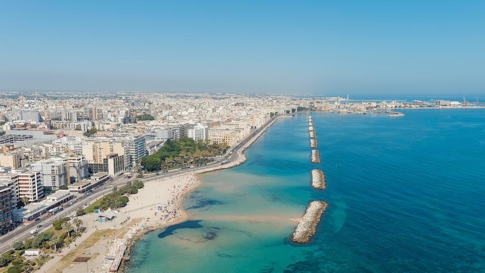 The beach in Bari, Italy (Photo: Collection Maykova / Shutterstock) קו החוף של בארי, איטליה