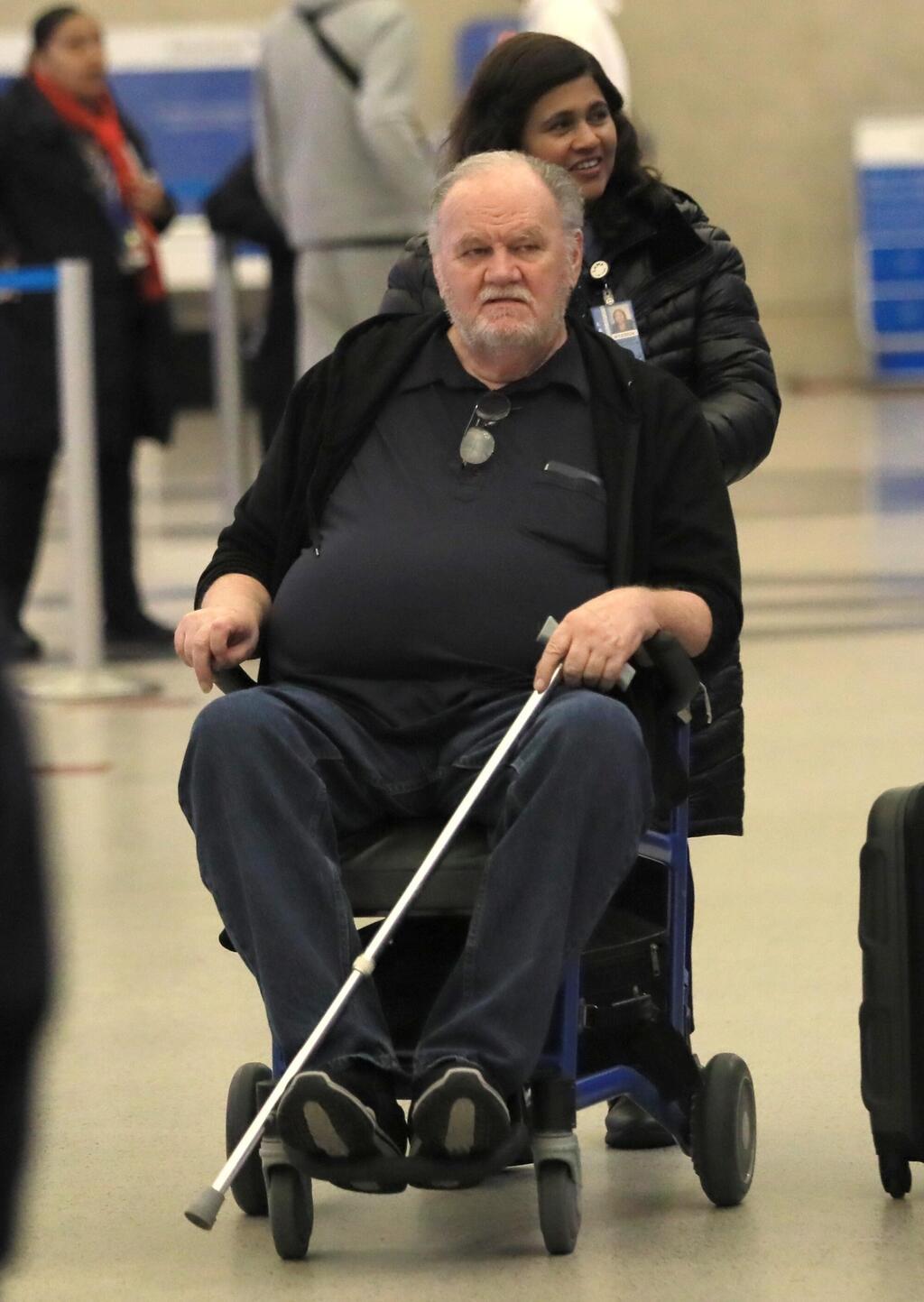 עשה הסכם עם הכתבת. מרקל האב (צילום: LionsShareNews / BACKGRID) תומס מרקל מייגן מרקל