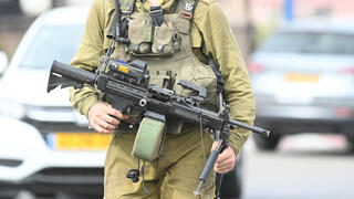 חייל צה"ל עם מקלע קל מסוג נגב