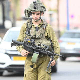 חייל צה"ל עם מקלע קל מסוג נגב