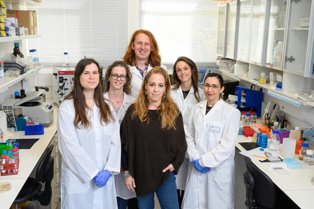 מימין לשמאל (נגד כיוון השעון): ד"ר מרב שמואלי, ד"ר פאולה אנטונלו, ד"ר ארסניי לובוב, עינב לזר, קארין גולדברג ופרופ' יפעת מרבל