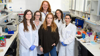 מימין לשמאל (נגד כיוון השעון): ד"ר מרב שמואלי, ד"ר פאולה אנטונלו, ד"ר ארסניי לובוב, עינב לזר, קארין גולדברג ופרופ' יפעת מרבל