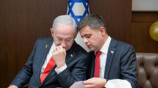 ראש הממשלה בנימין נתניהו ודוברו זיו אגמון