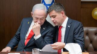 ראש הממשלה בנימין נתניהו ודוברו זיו אגמון