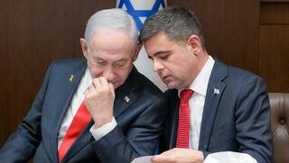 ראש הממשלה בנימין נתניהו ודוברו זיו אגמון