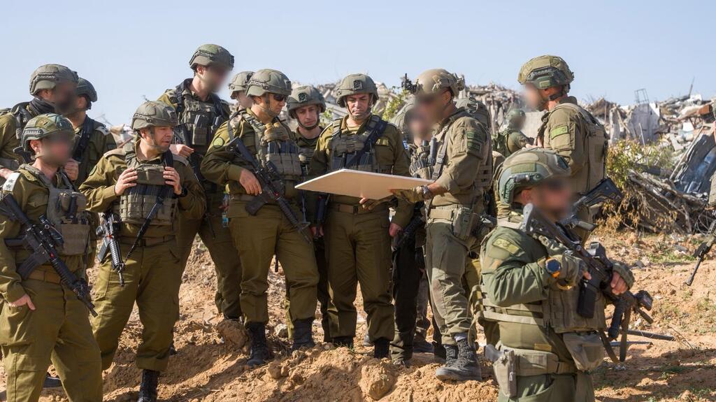 DF Chief of Staff Lt. Gen. Eyal Zamir on the ground in Gaza (Photo: IDF Spokesperson's Unit) הרמטכ"ל בהערכת מצב בעזה