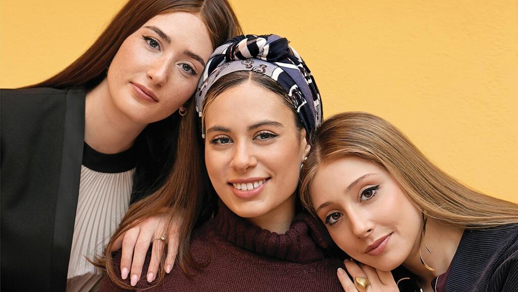   מימין: אסתר קנוחן, מעיין רות שלום  ואדל פיש