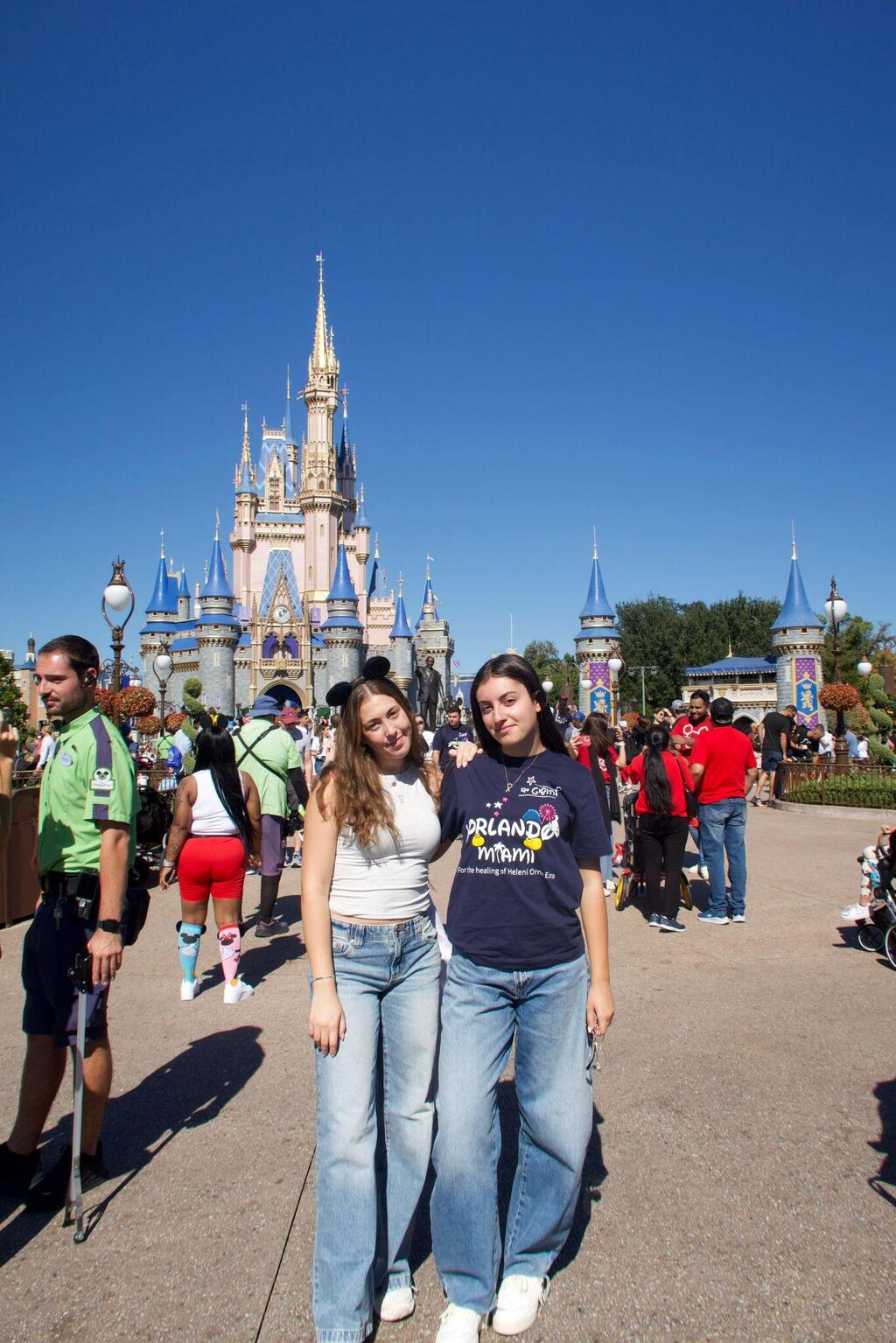 Naama (left) and Karina קרינה ונעמה