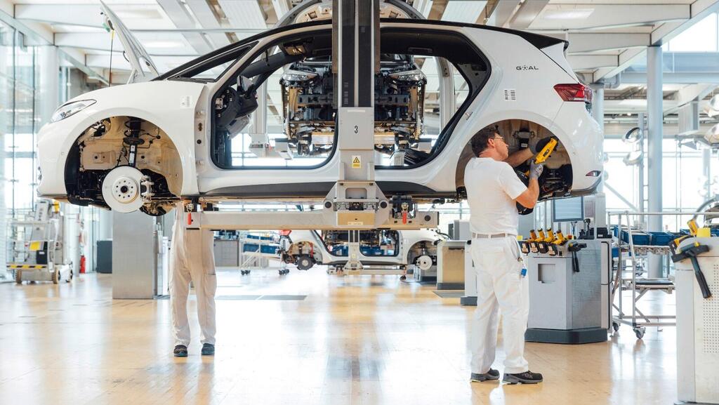 Workers at a Volkswagen plant Workers at a Volkswagen plant
