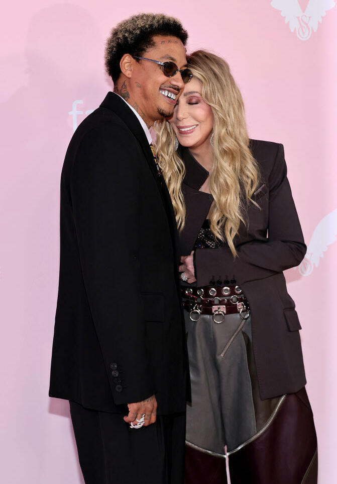 Cher and Alexander “AE” Edwards (Photo: Theo Wargo/Getty Images) שר אלכסנדר אדוארדס