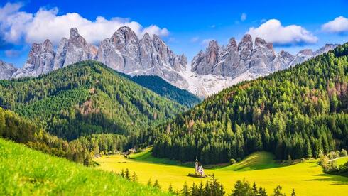 ואל די פונס, איטליה – כפר סנטה מגדלנה והכנסייה האיקונית שלו, על רקע נופי הדולומיטים בעמק פונס