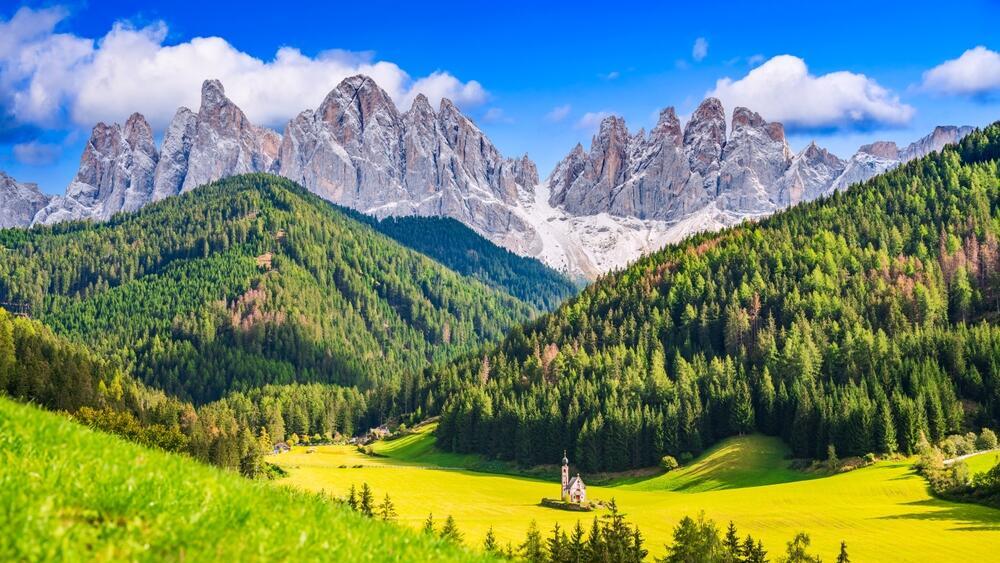 ואל די פונס, איטליה – כפר סנטה מגדלנה והכנסייה האיקונית שלו, על רקע נופי הדולומיטים בעמק פונס