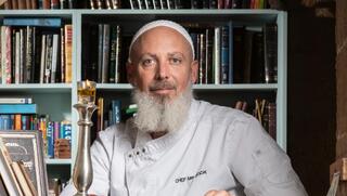 עם זקן, ציציות וכיפה, השף ניר צוק מציג מהפך