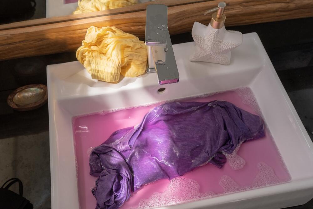 Вредные токсины могут вымываться при первых стирках, о чем свидетельствует и линька (Фото: shutterstock) Вредные токсины могут вымываться при первых стирках, о чем свидетельствует и линька