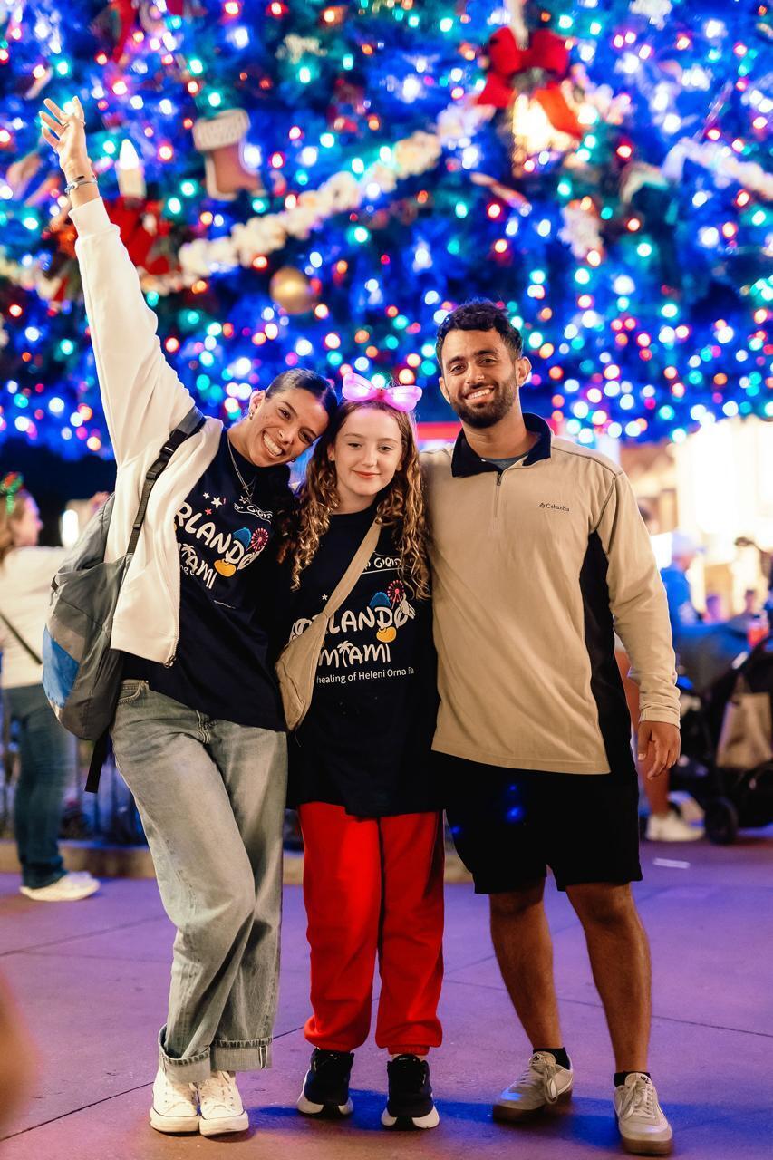 Emily Hand (center) (Photo: Asaf Angel) אמילי הנד
