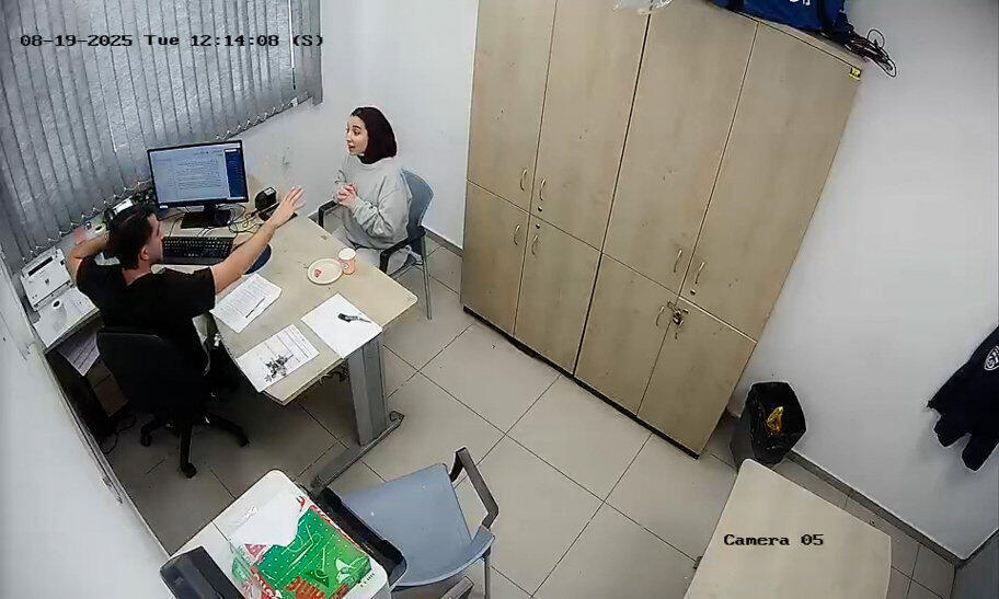 רס"ר נסים חאיכ והעיתונאית פרח אבו־עיאש בחדר החקירות