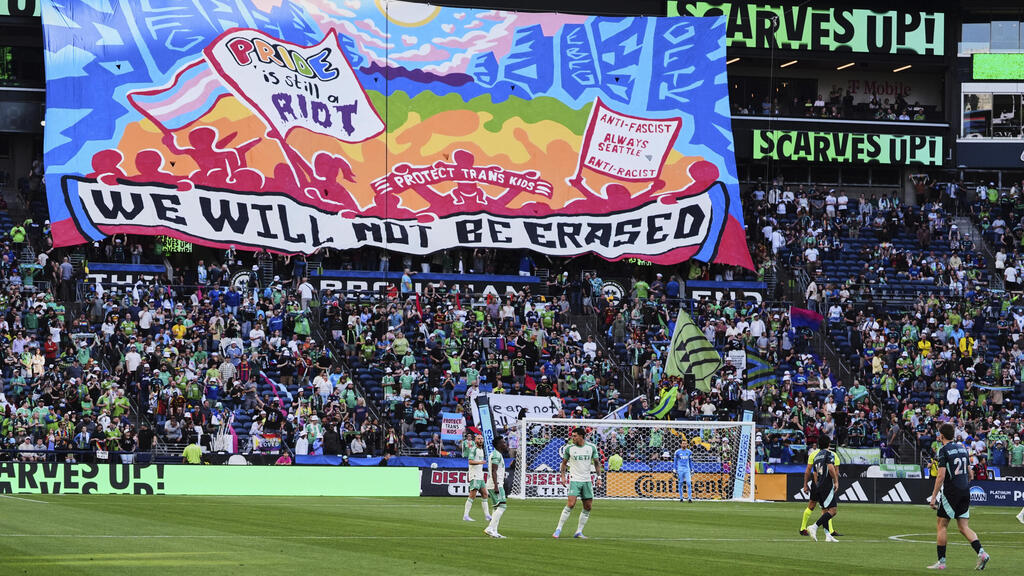 Seattle Sounders fans display banner at Pride game against Austin in MLS (Photo: Lindsey Wasson/AP) אוהדי סיאטל סאונדרס מציגים תפאורה במשחק הגאווה מול אוסטין ב-MLS
