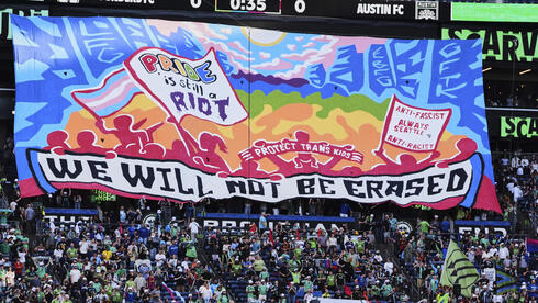 אוהדי סיאטל סאונדרס מציגים תפאורה במשחק הגאווה מול אוסטין ב-MLS