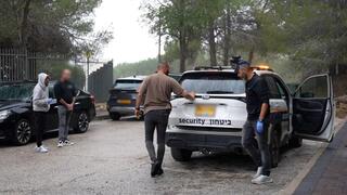 עובדי חברת אבטחה סייעו לפלסטינים להיכנס לשטח ישראל