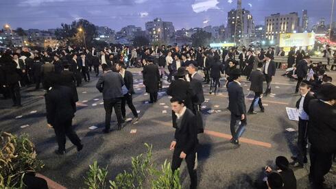 הפגנת חרדים קיצונים נגד חוק הפטור מגיוס במחלף גהה על כביש 4