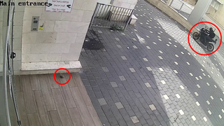 רוכב אופנוע זורק רימון בכניסה לבניין בחדרה