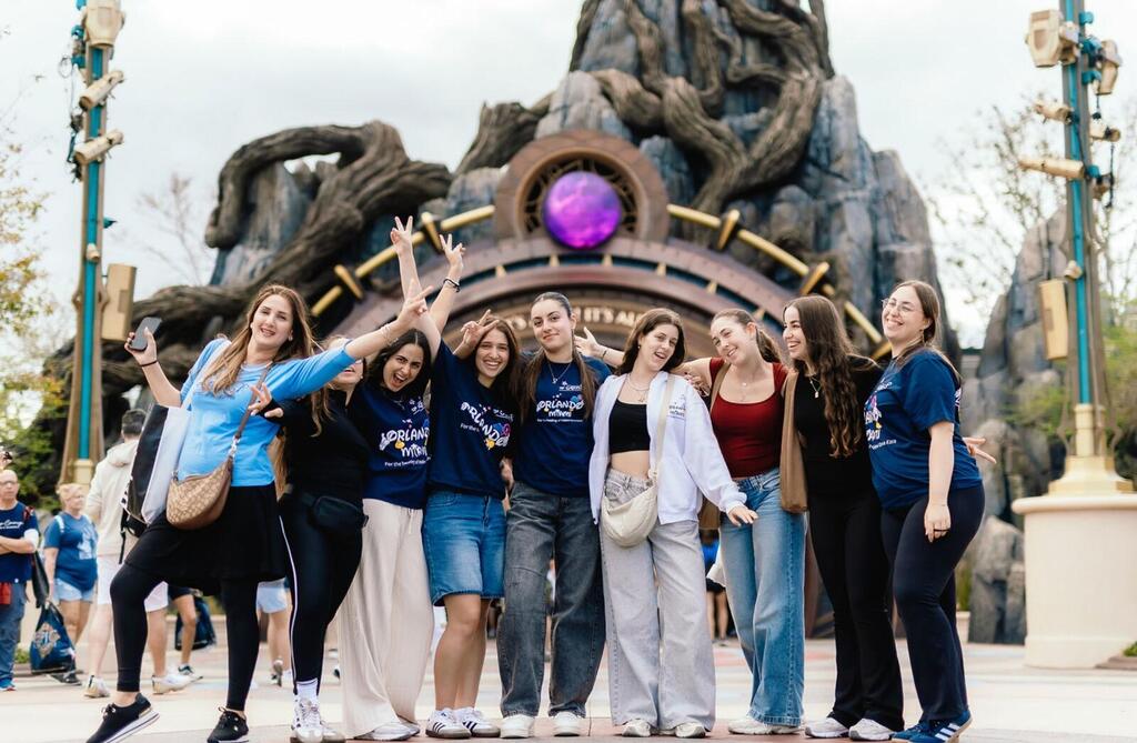 Hila Rotem Shoshani, IDF lookouts and volunteers (Photo: Asaf Angel) הילה רותם שושני