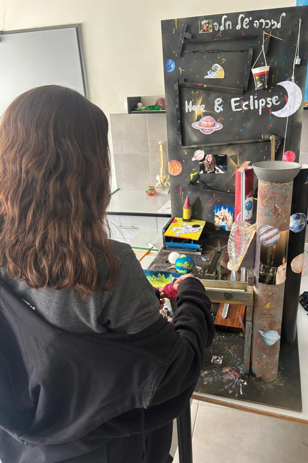 Rube Goldberg machine in memory of Hala Khatib (Photo: Rama Yassin) מכונת רוב גולדברג לזכרה של חלא ח'טיב ז"ל