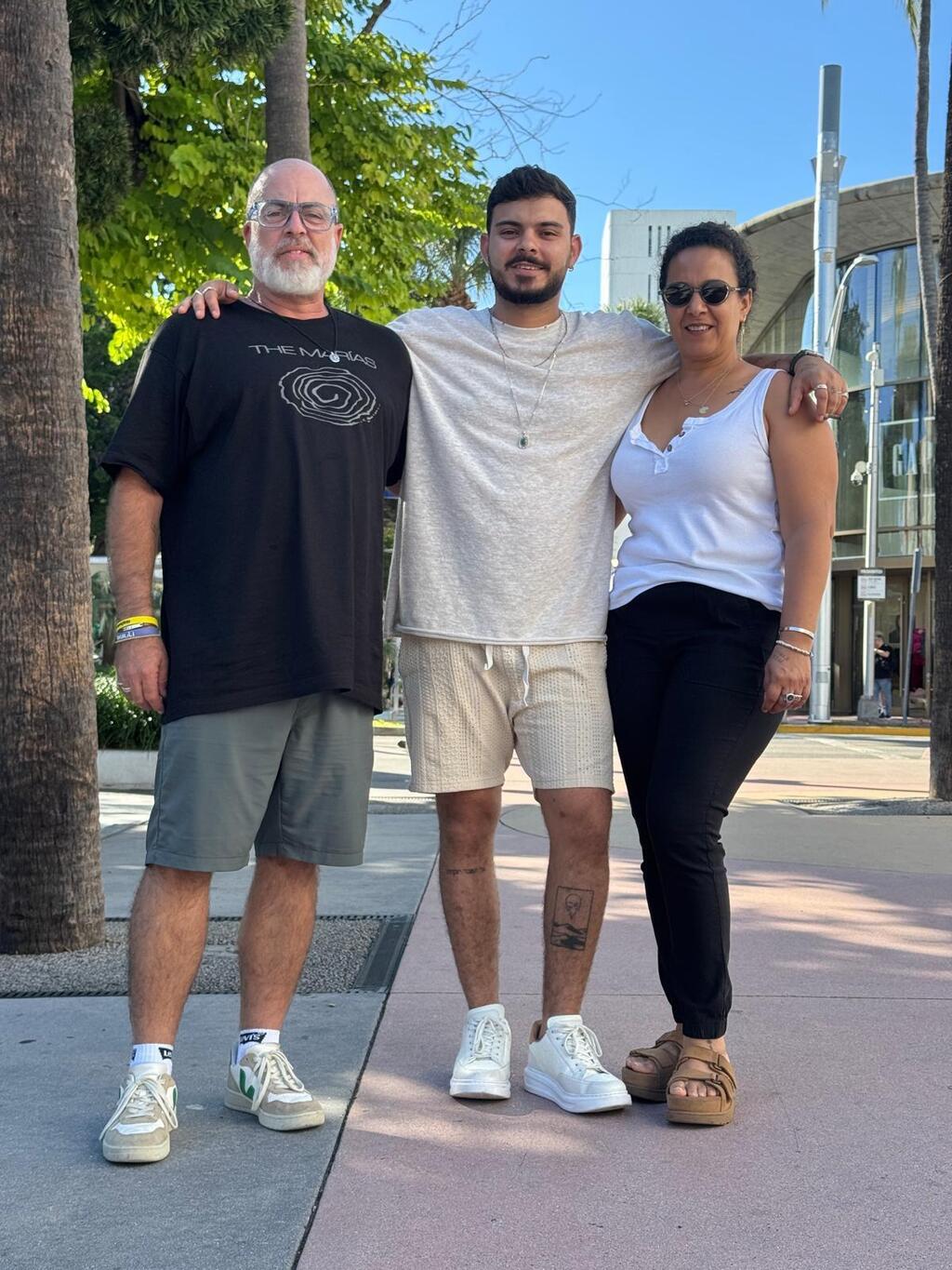 Omer Wenkert with parents Niva and Shay עומר ונקרט עם ההורים, ניבה ושי
