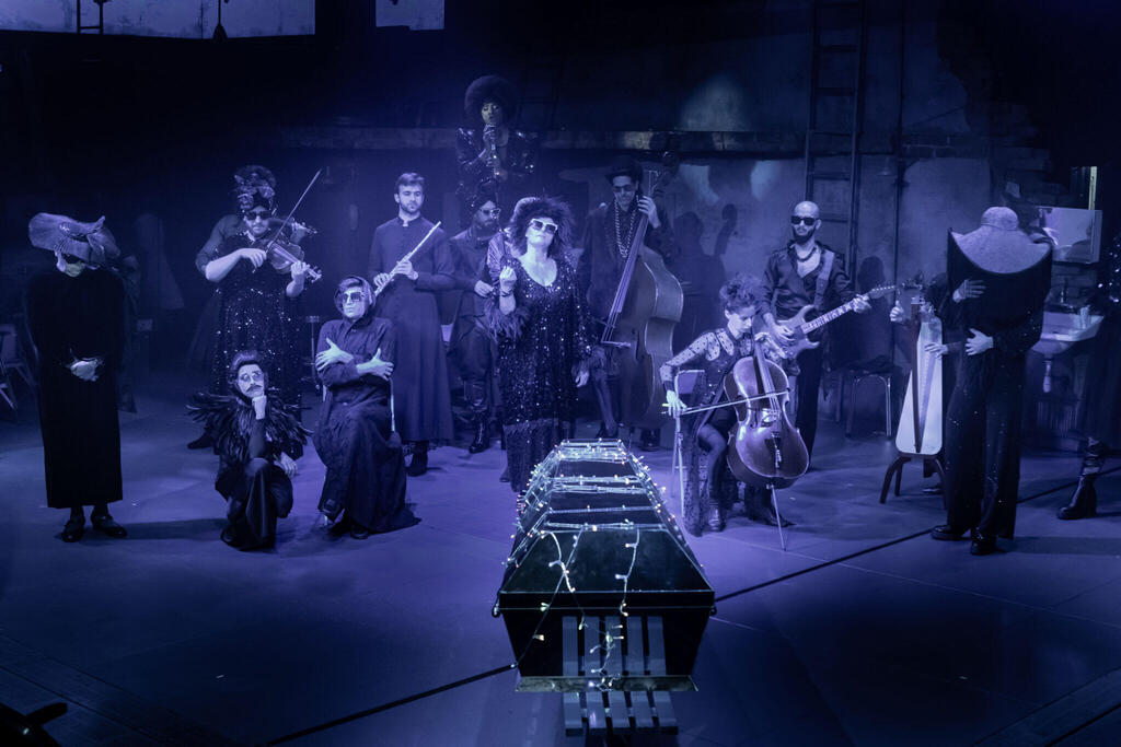 "Революционный оркестр" в спектакле "Ангелы в Америке" (Фото: Кфир Болотин) "Революционный оркестр" в спектакле "Ангелы в Америке"