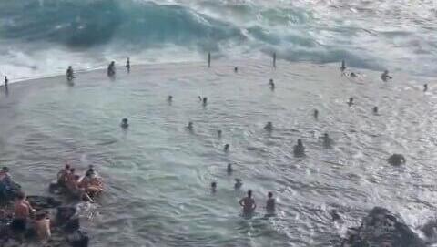 ספרד טנריף גל סחף מתרחצים מבריכה לים