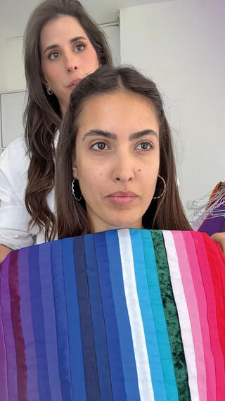 סטייליסטית לינוי ברנס מניפת צבעים (צילום: לירן יוחאי) סטייליסטית לינוי ברנס מניפת צבעים