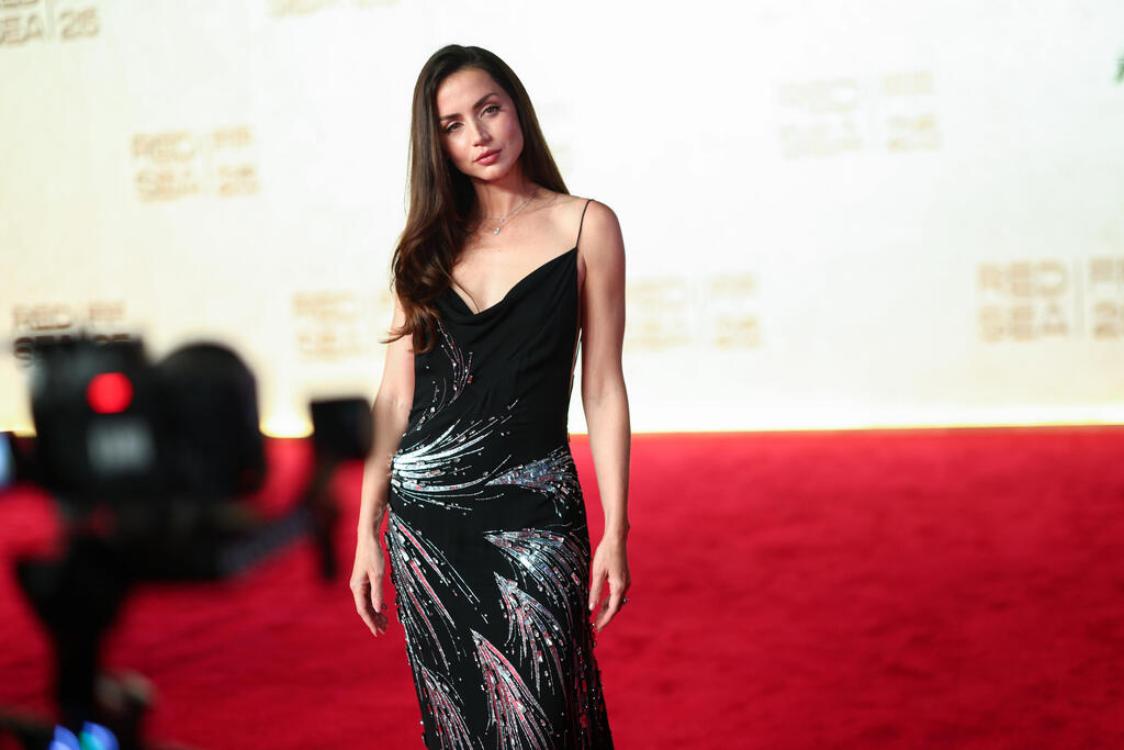 אם היא שמחה, הוא שמח. אנה דה ארמס (צילום: Tim P. Whitby/Getty Images for The Red Sea International Film Festival) אנה דה ארמס בפסטיבל הקולנוע הבינלאומי בים האדום, 2025