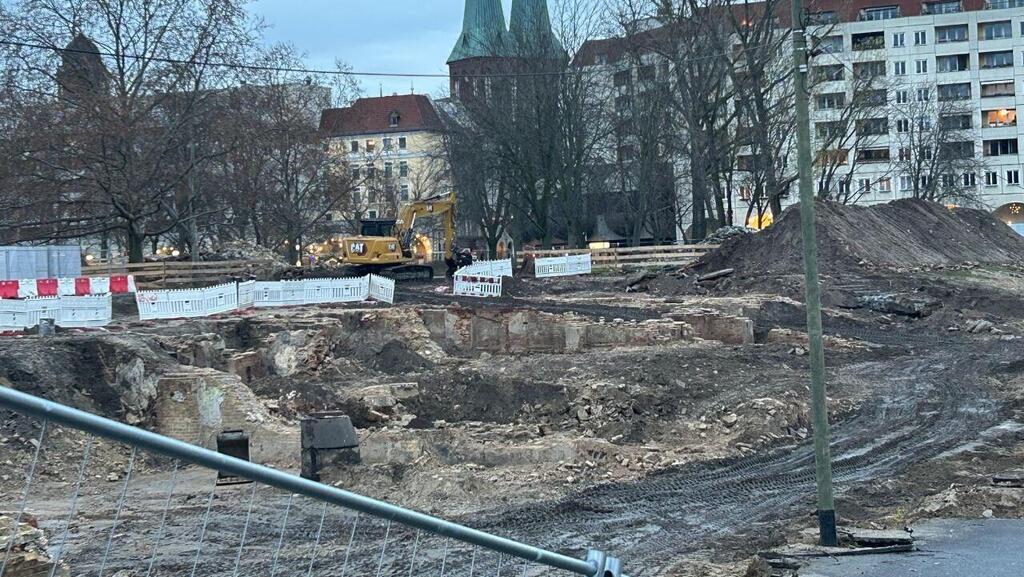 The excavated site in central Berlin( (Photo: Rabbi Mendel Brandwein) האתר שנחפר במרכז ברלין