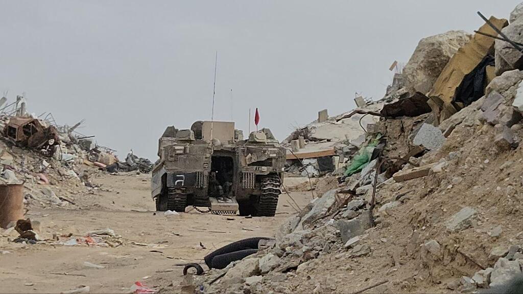 יואב זיתון ברפיח עם לוחמי מבצע "דרור לבן" שפעלו להשבתו של הדר גולדין ז"ל