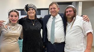 ההורים השכולים חגי ותחיה לובר (במרכז), עם הזוג המאורס יהושע ואביה, אמש